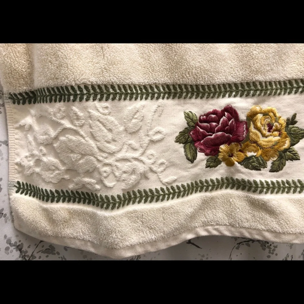 VINTAGE WAVERLY GARDEN ROOM EMBROIDERED COTTAGE ROSES W/EMBOSSED TRIM 24
